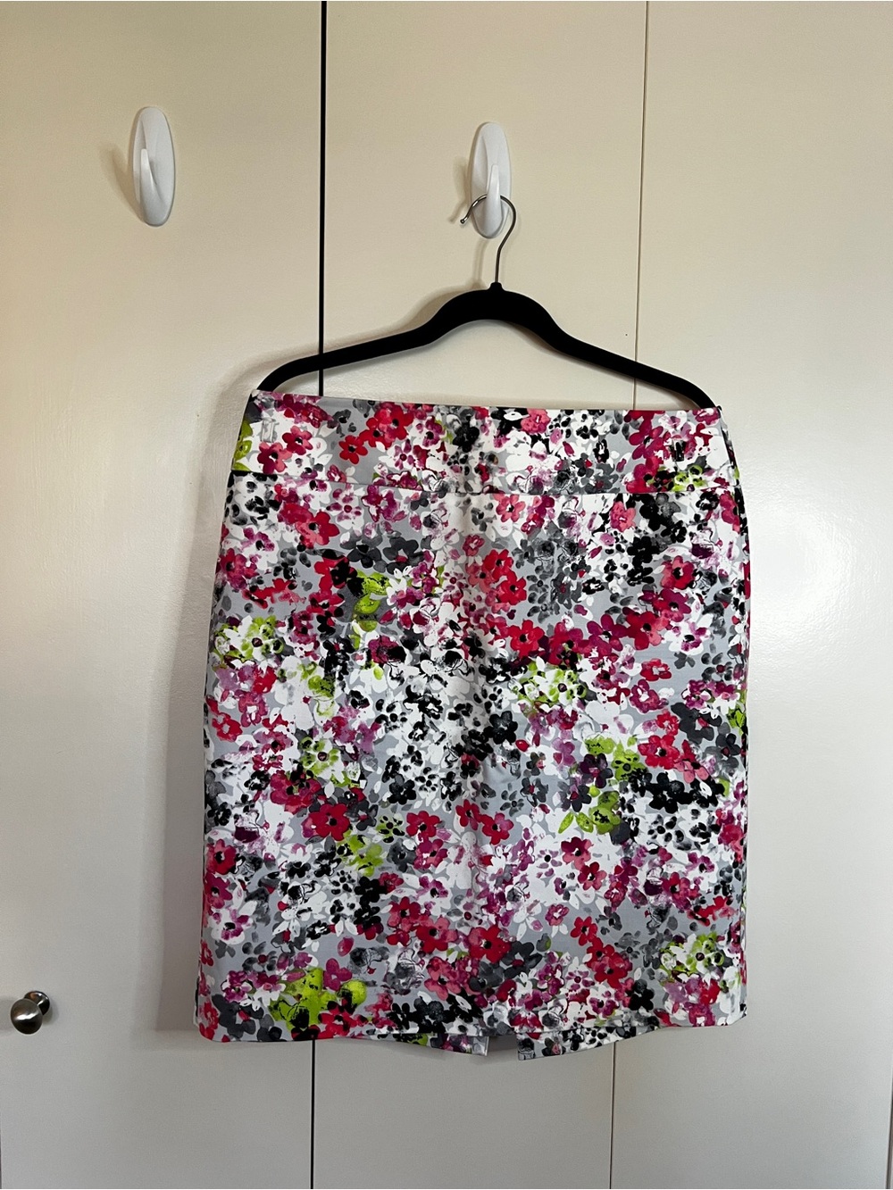 Liz Claiborne White Floral Pencil Skirt with Pink & Green Accents